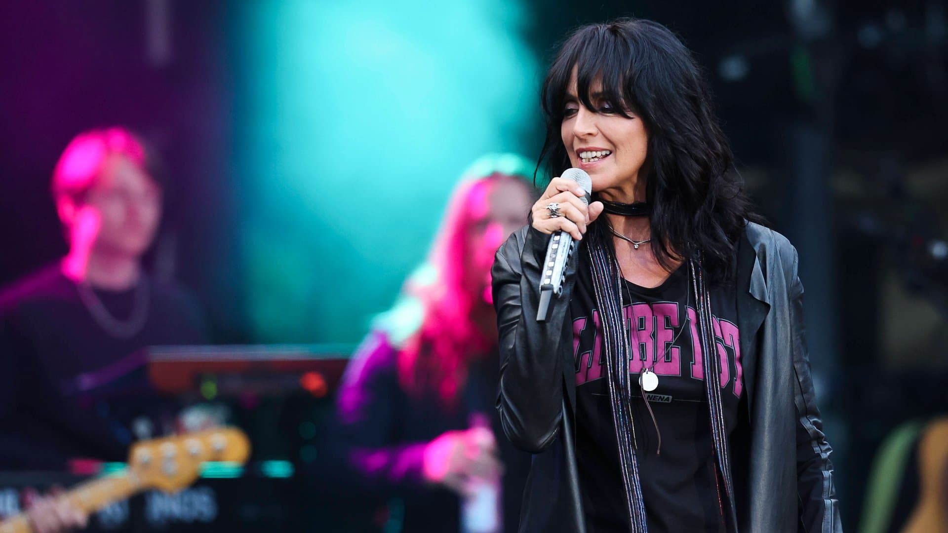 Nena has to cancel two performances because she is having surgery.