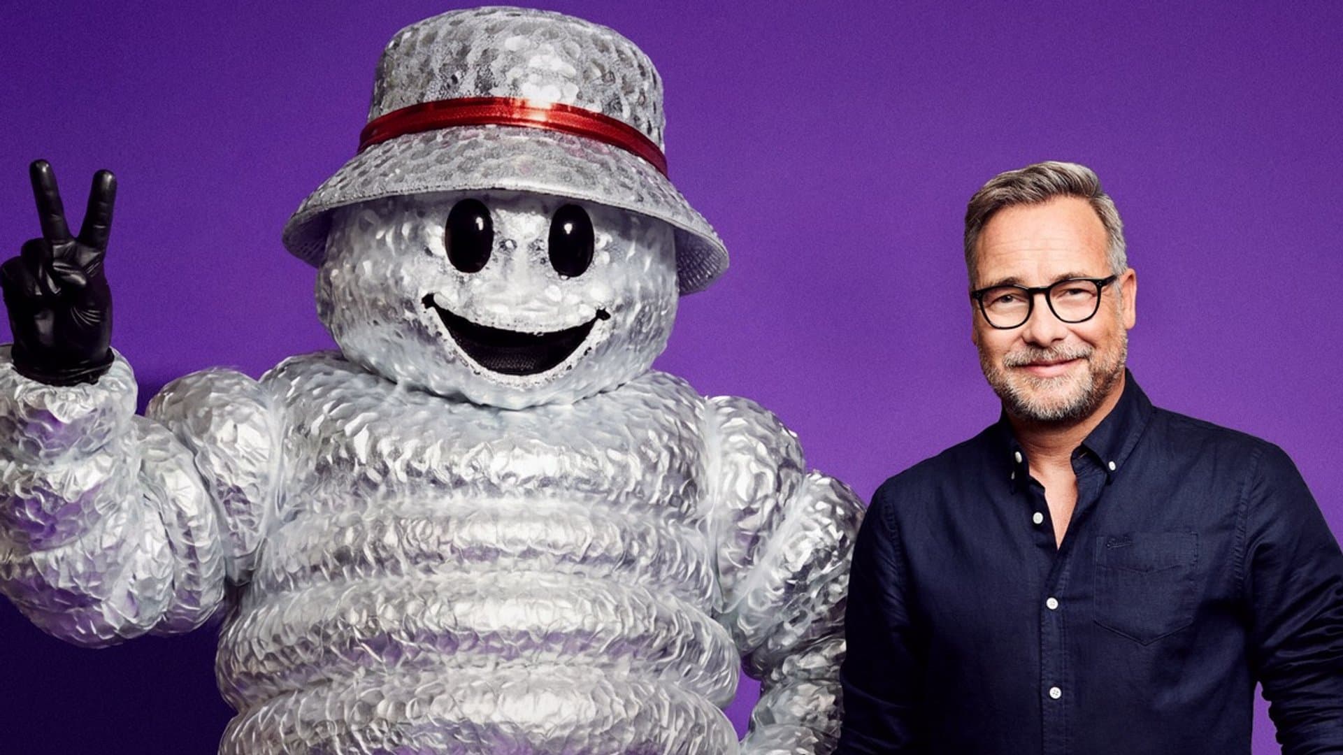 Matthias Opdenhövel (right) mingles with the celebrity masks again.
