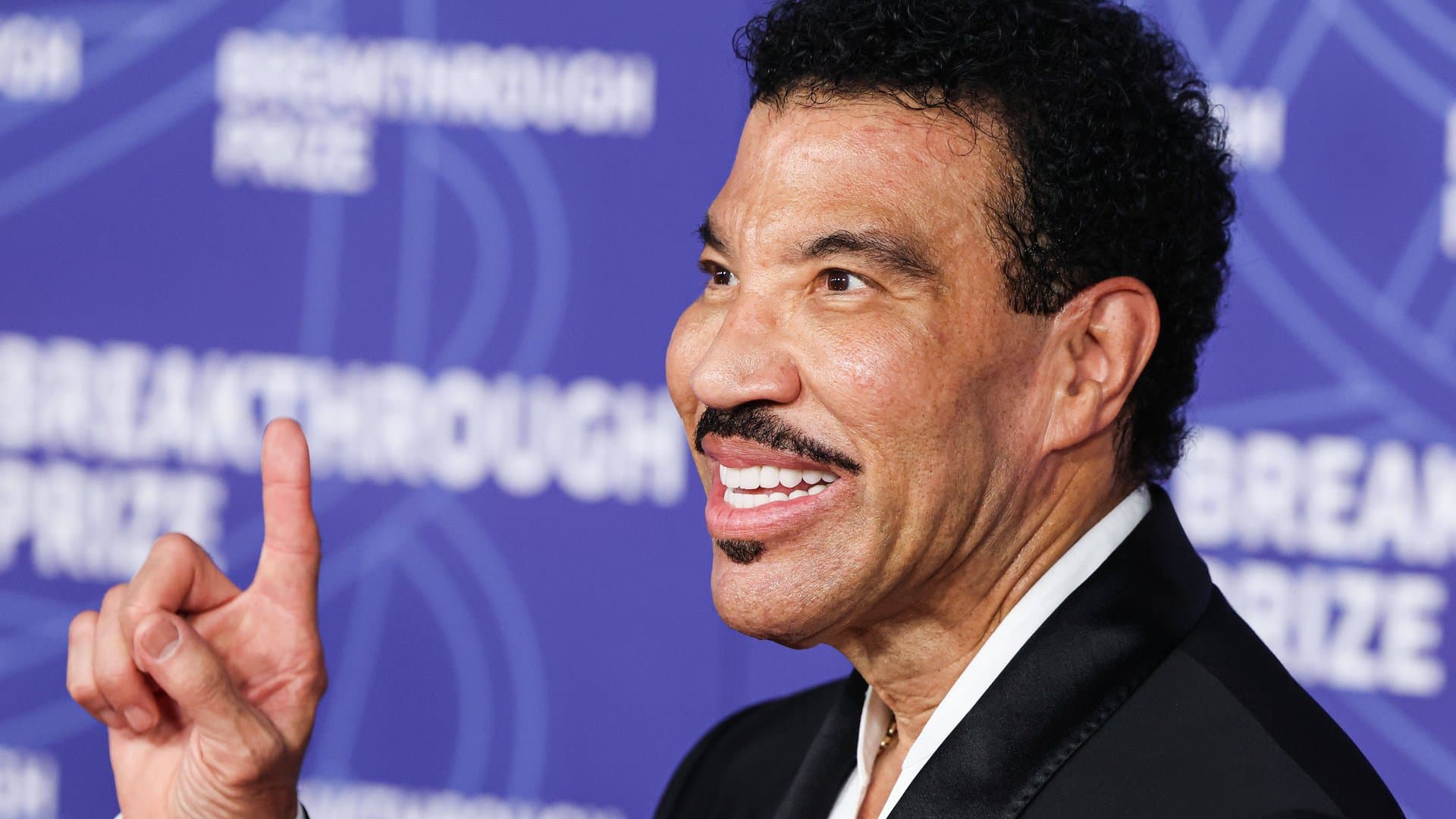 Lionel Richie continues his tour.