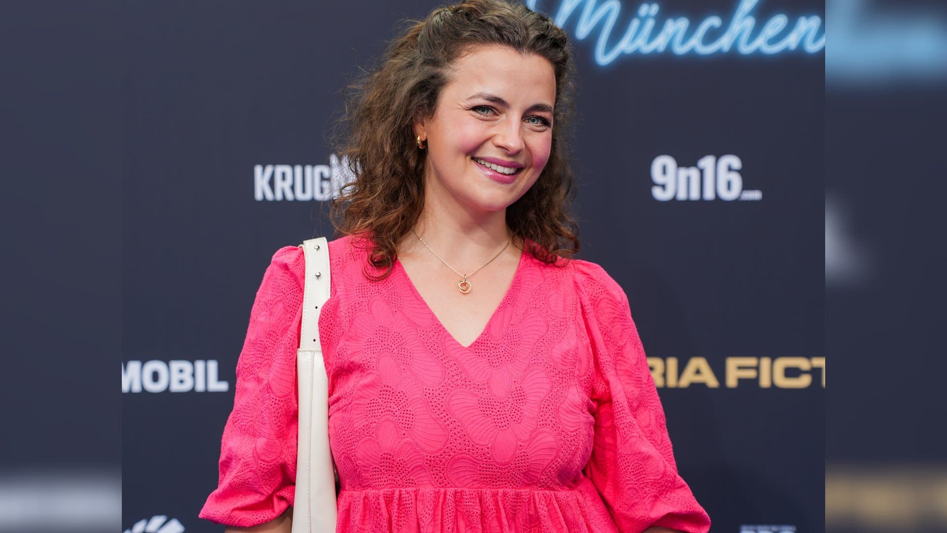 Ronja Forcher strahlte am Dienstagabend bei "Servus München", der Filmfestparty von Bavaria Studios & Bavaria Fiction.