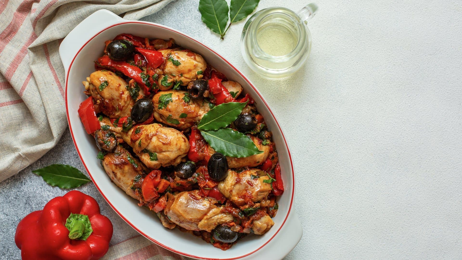 Zart geschmortes Hähnchen in würziger Tomatensauce: ein Klassiker der italienischen Küche.