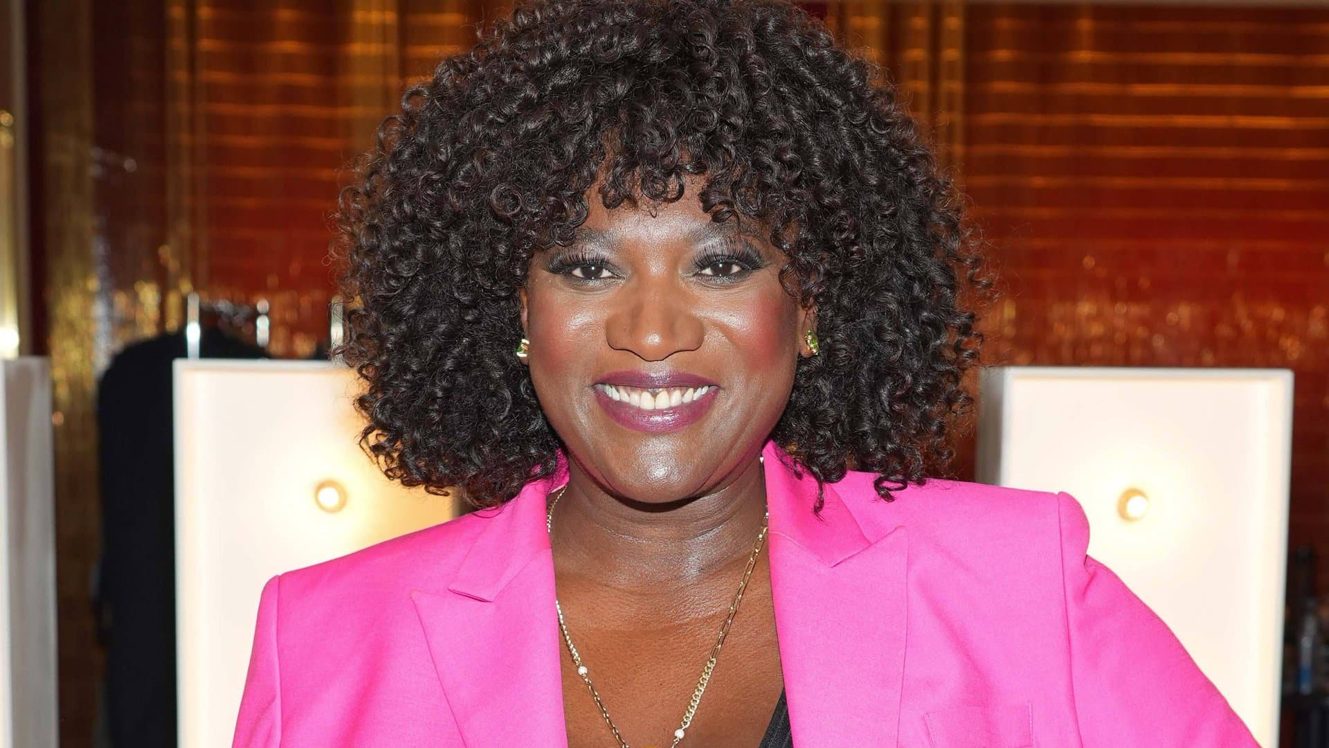 Schauspielerin Thelma Buabeng freut sich auf ihren neuen Fall im ZDF-Krimi "Die Polizistin".