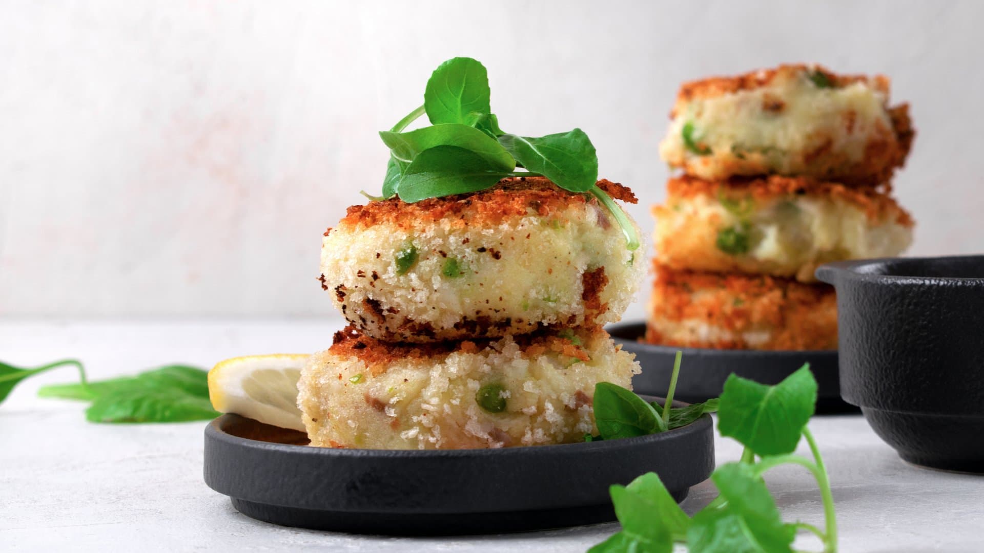 These fish patties taste even better with a bit of herb quark or salad.