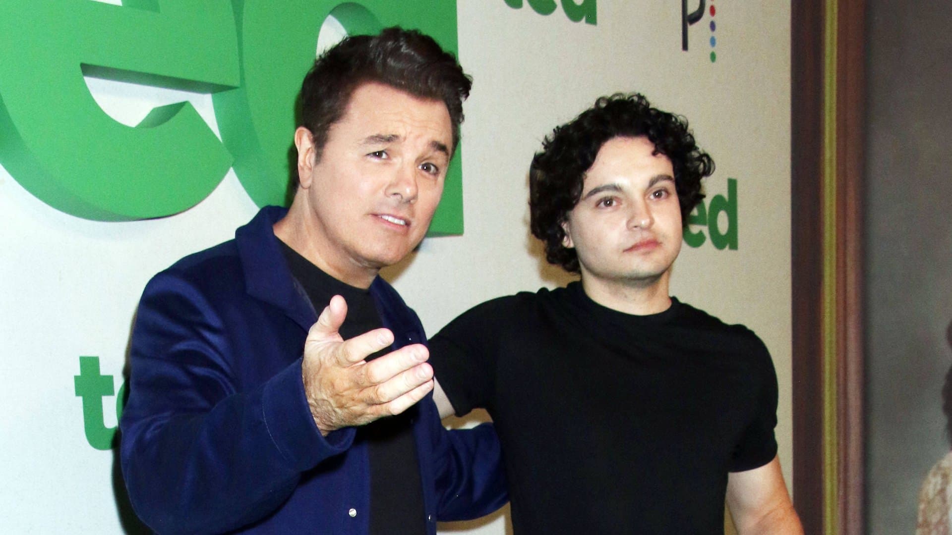 "Ted"-Schöpfer Seth MacFarlane (l.) und der Hauptdarsteller Max Burkholder bei der Premiere der zweiten "Ted"-Staffel, die bald bei ProSieben läuft.