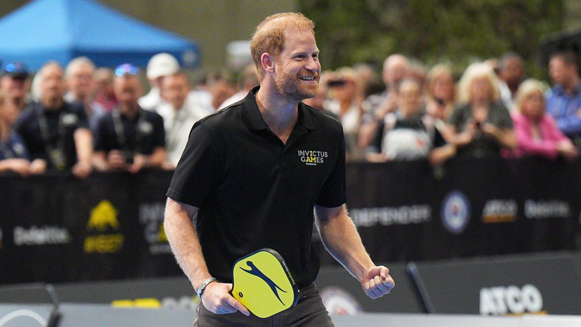 Prinz Harry testet Pickleball - eine der neuen Sportarten bei den kommenden Invictus Games - und hat scheinbar Spaß dabei.