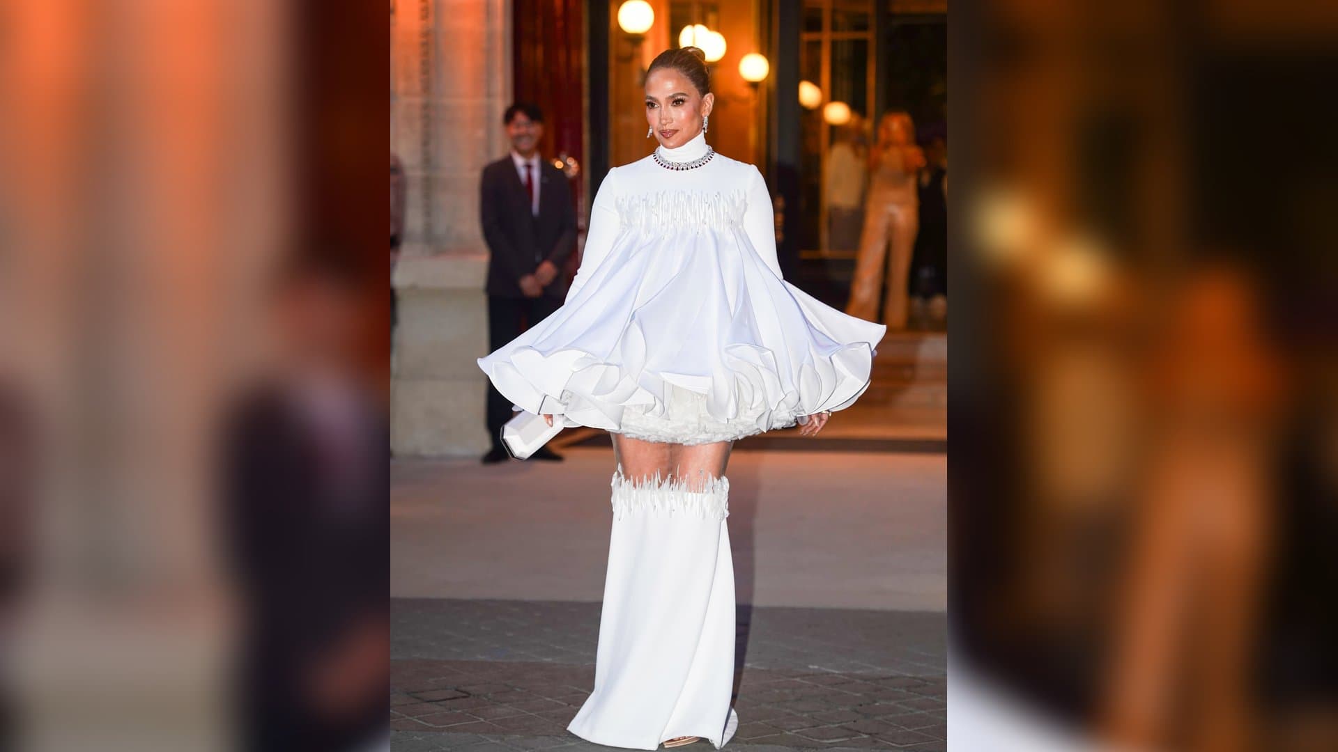 Hingucker in Weiß: Jennifer Lopez geht zum Abendessen in Paris.