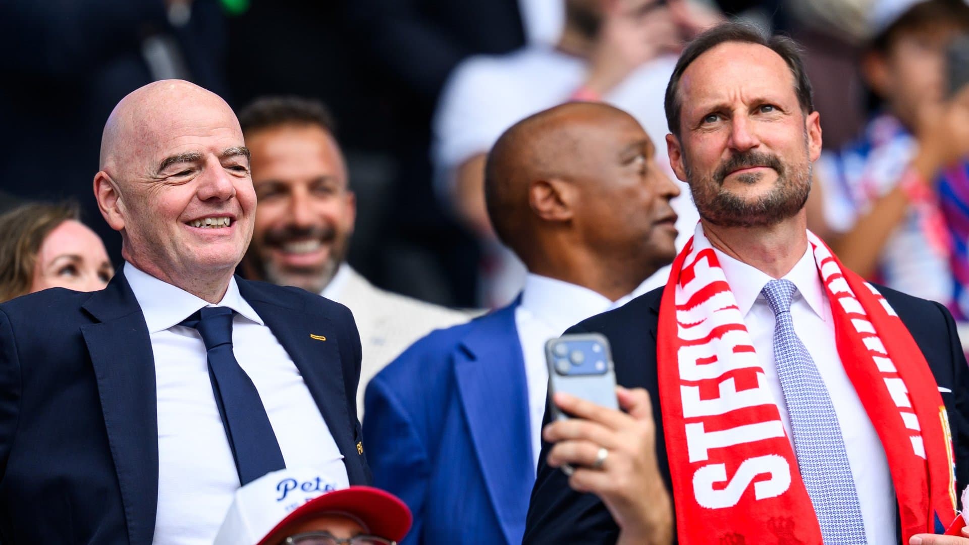 Neben Gianni Infantino verfolgte Kronprinz Haakon das Viertelfinale in Miami.