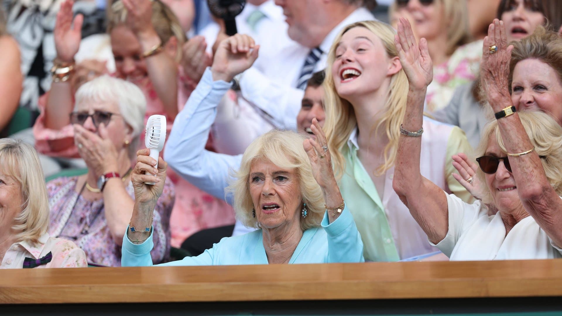 Königin Camilla hat den Wimbledon Championships einen Besuch abgestattet. Direkt hinter ihr saß Elle Fanning.