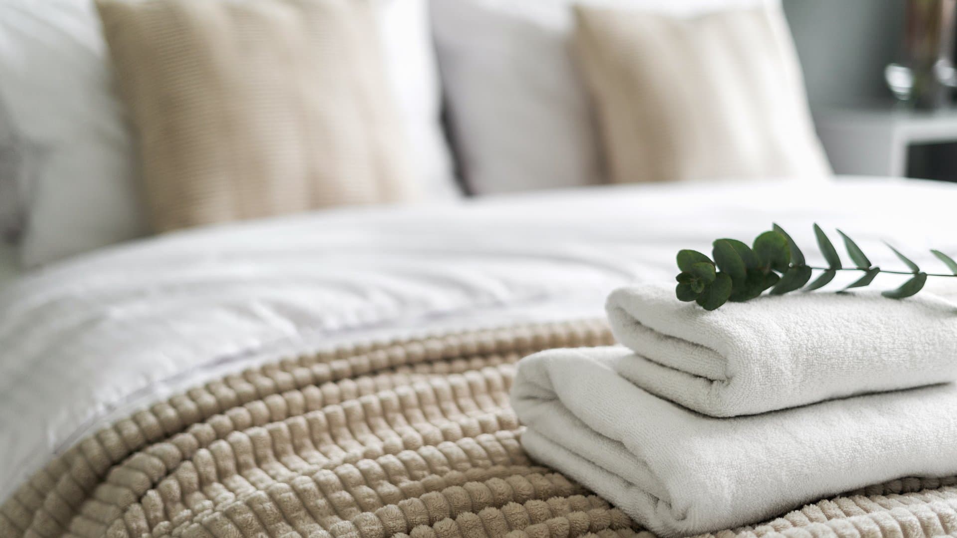 Familien haben bei der Urlaubsplanung oft die Wahl zwischen Hotel und Ferienwohnung. Welche Unterkunft günstiger ist, hängt unter anderem von der Reisedauer, der Familiengröße und den Ansprüchen an Komfort und Flexibilität ab.