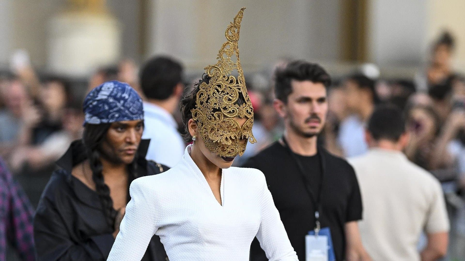 Zendaya presents an extraordinary headpiece in Paris.