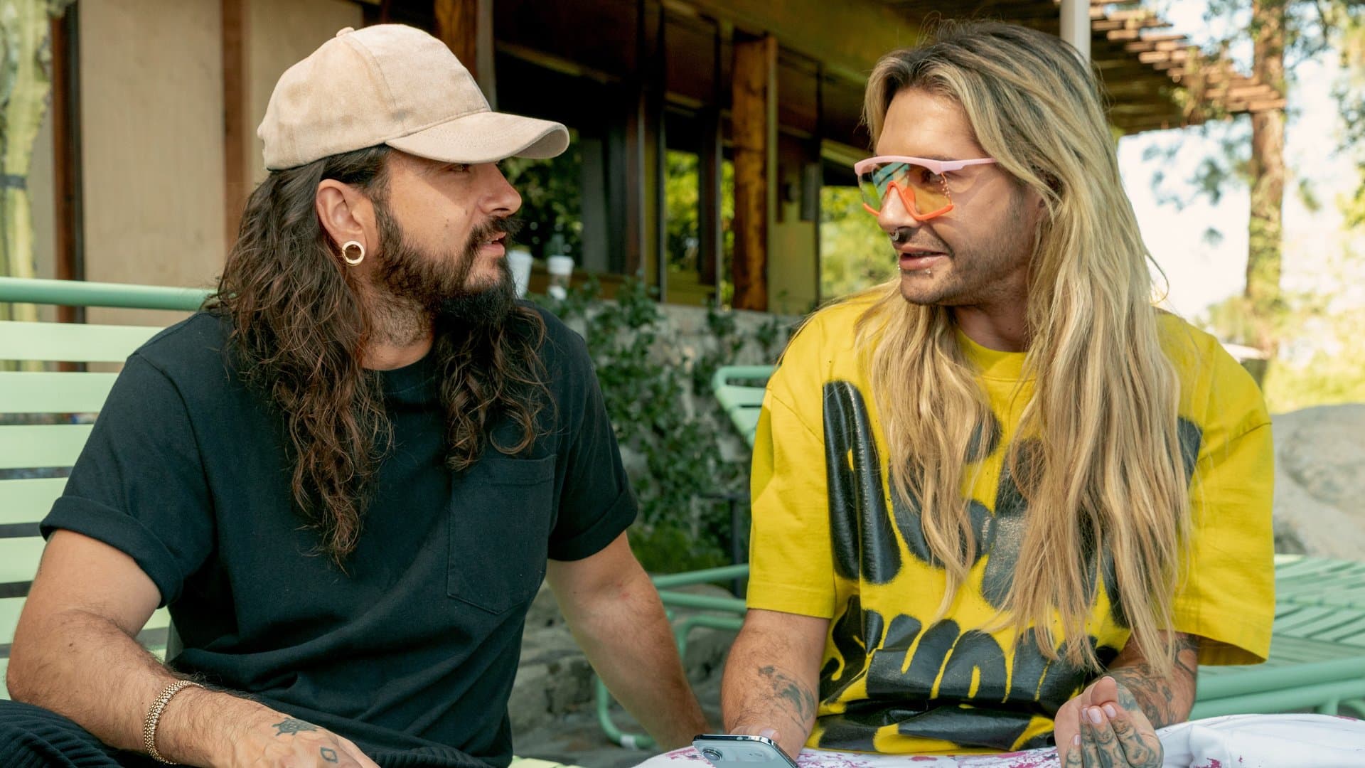 Tom (l.) and Bill Kaulitz provide many insights into their private and professional everyday life again in the third season of their Netflix series "Kaulitz & Kaulitz."