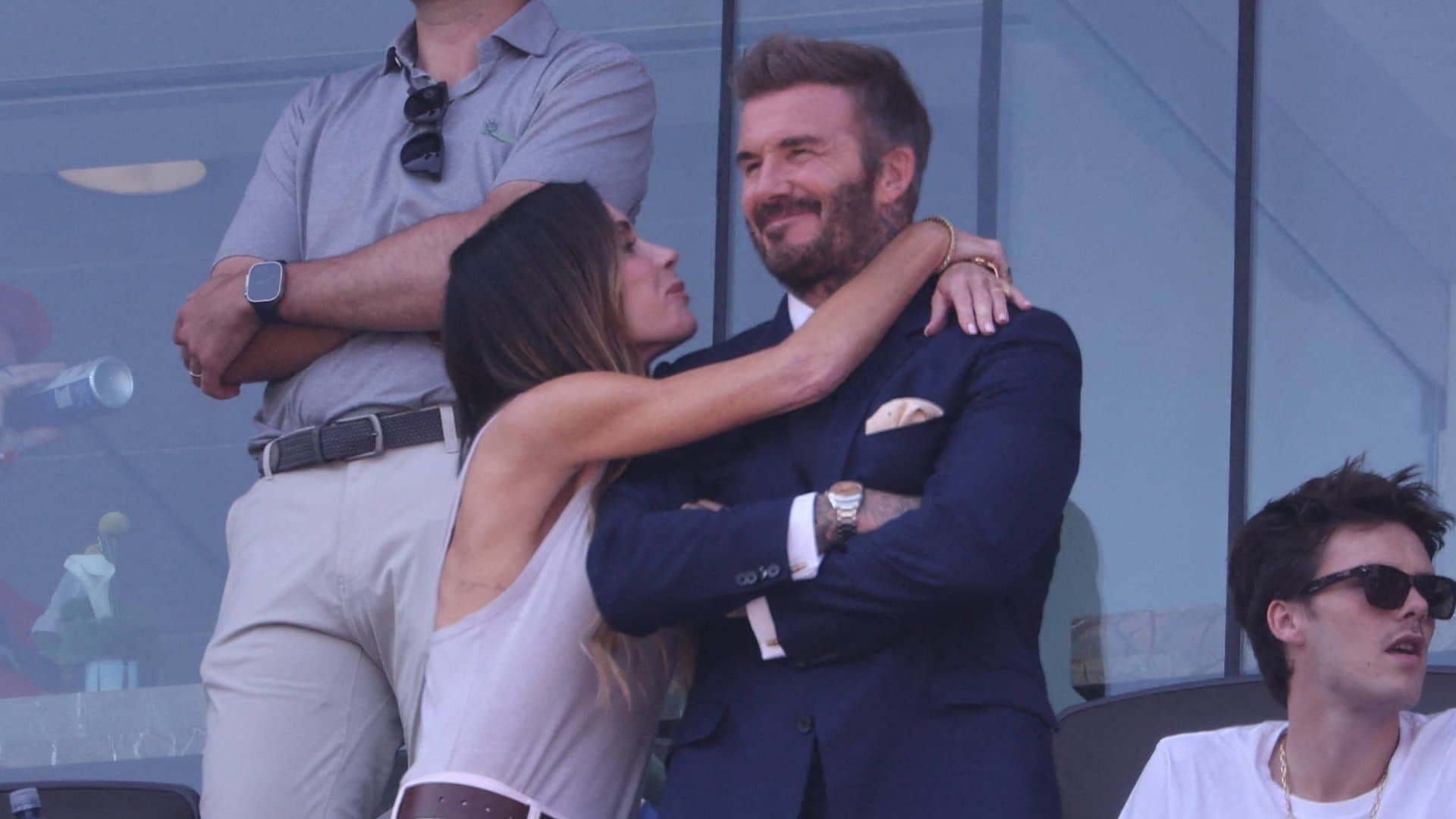 Herzliche Szene während des WM-Finales: Victoria Beckham umarmt ihren Mann David, um ihn zu küssen.