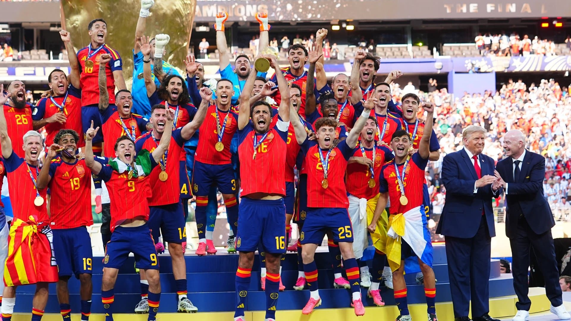 Spain's big moment - and Donald Trump, who is politely asked to leave the victory photo by FIFA President Gianni Infantino (r.).