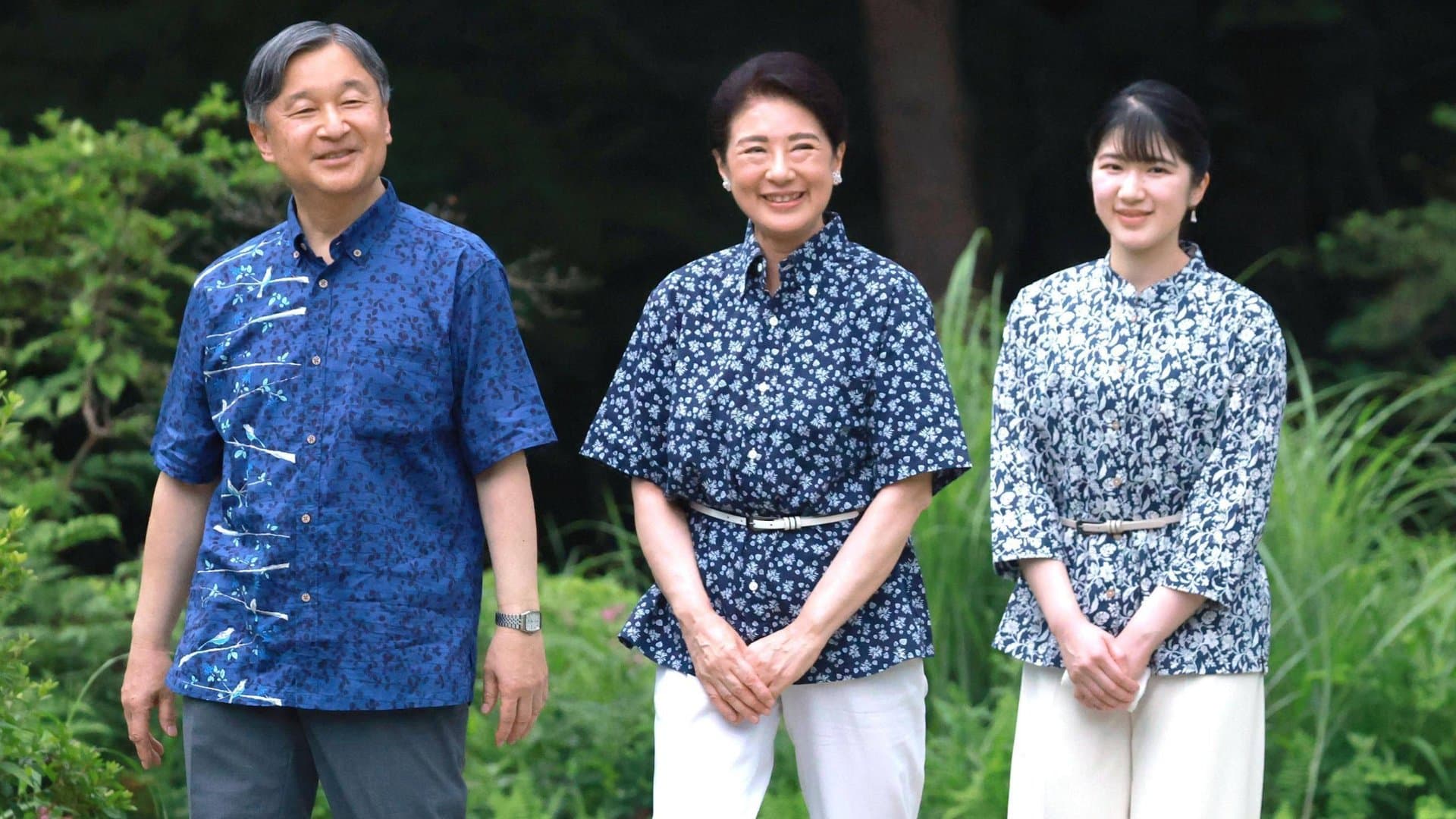 Kaiser Naruhito und Kaiserin Masako haben nur ein Kind: Prinzessin Aiko (r.). In der japanischen Monarchie werden Frauen jedoch auch weiterhin von der Erbfolge ausgeschlossen.