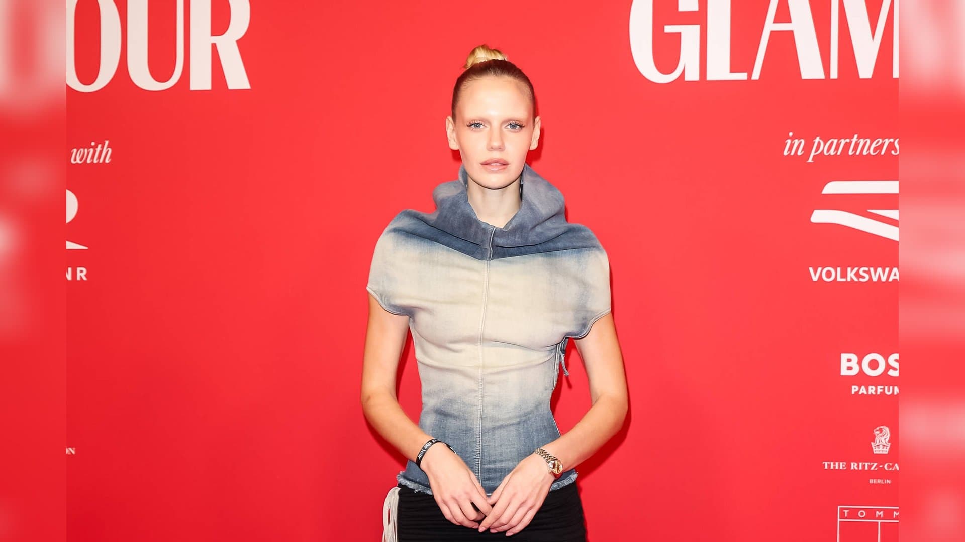 Sie kombiniert Fußball mit High Fashion: Laura Abla begeistert bei der WM mit persönlichen Looks.