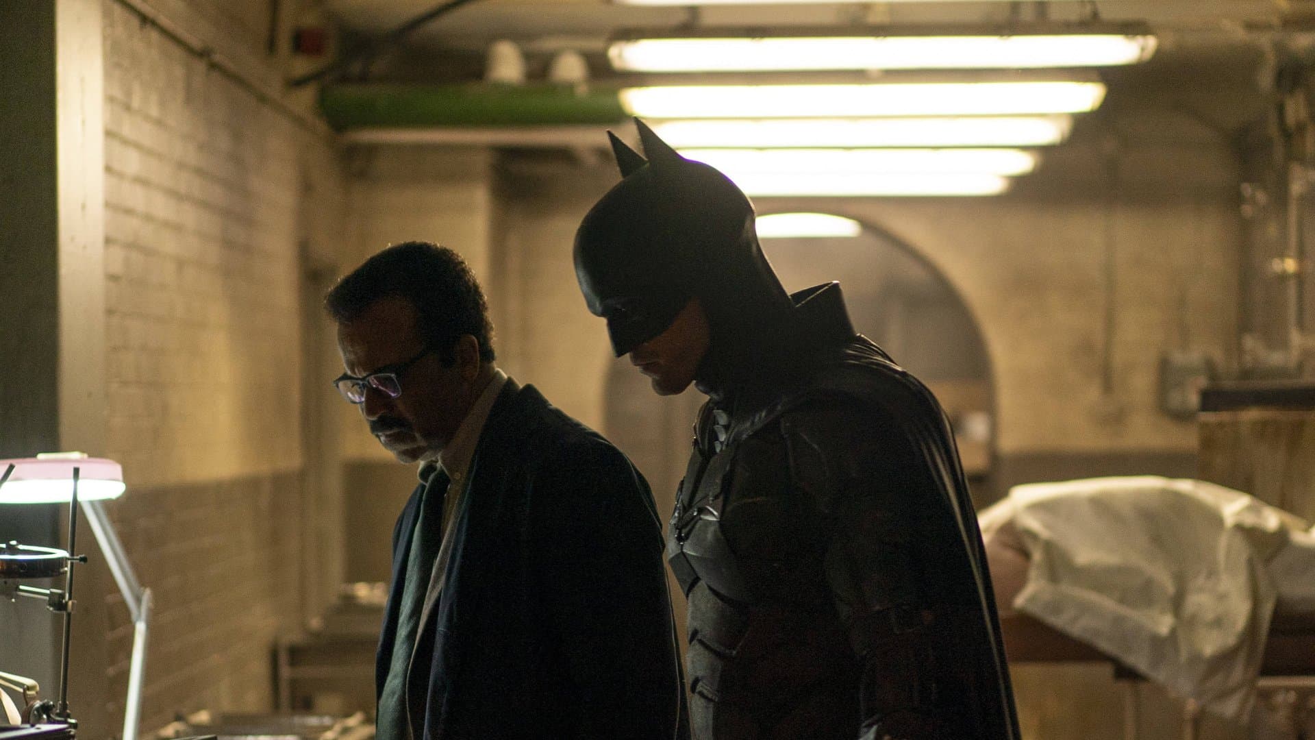 Robert Pattinson (r.) in the first part of "The Batman" (2022).
