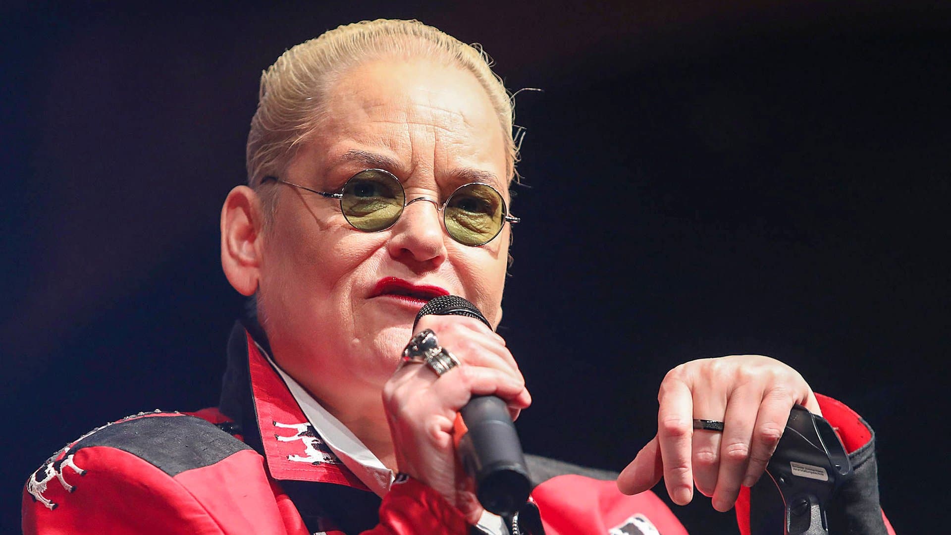 Hella von Sinnen takes a position in the debate surrounding Dieter Nuhr.
