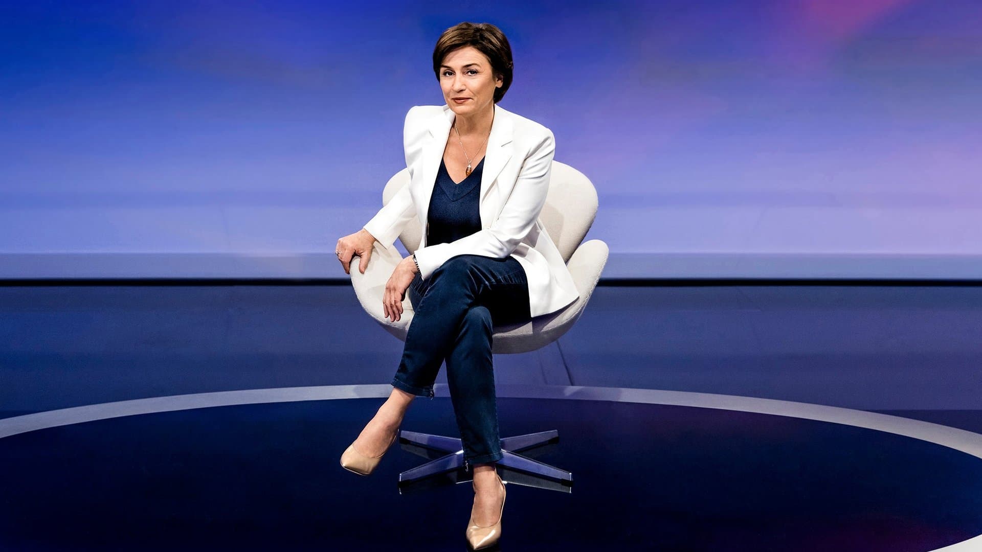 Sandra Maischberger diskutiert in ihrer ARD-Talkshow mit prominenten Gästen.