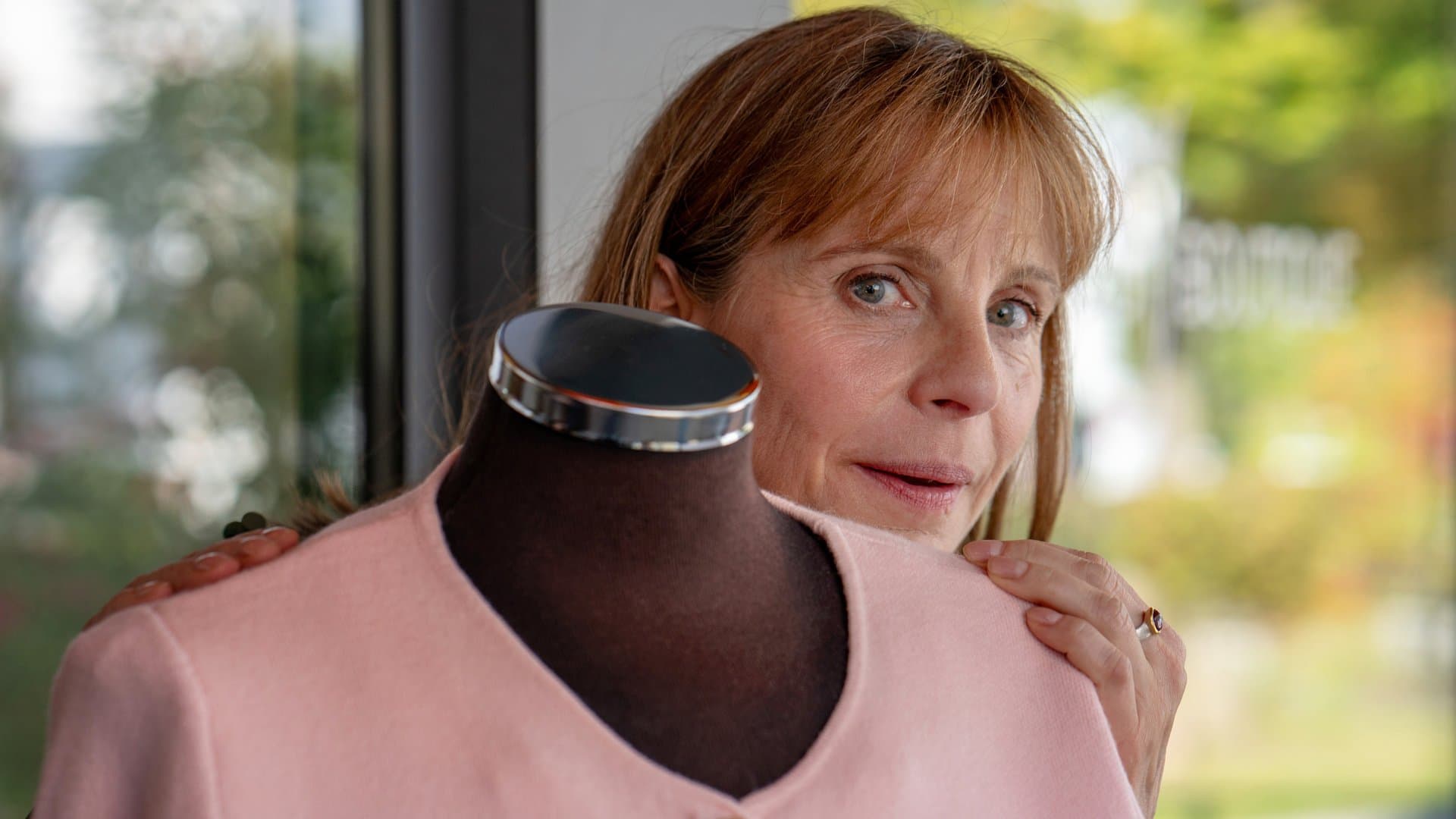 "Heute fängt mein neues Leben an": Die Kleptomanin Amelie (Julia Jäger) bringt das gestohlene Kleid zurück.