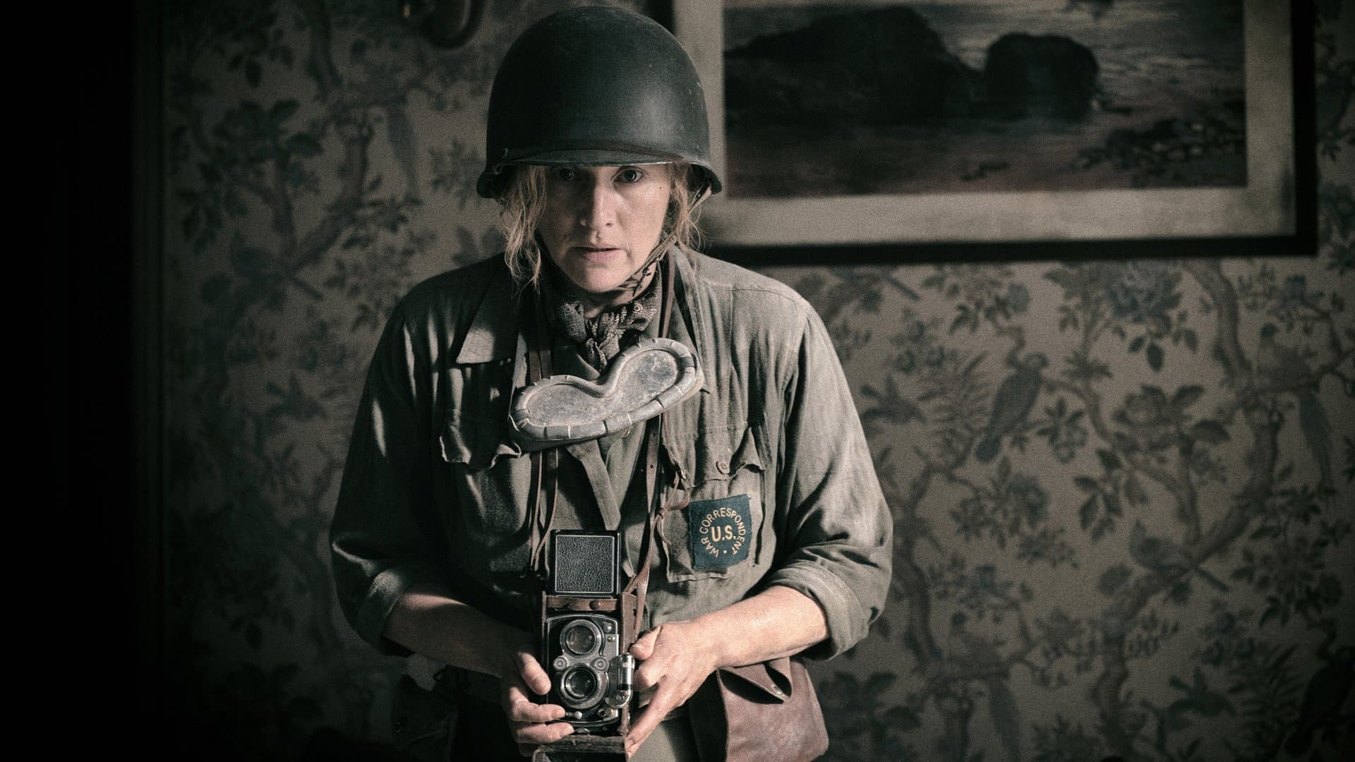 "Die Fotografin": Lee Miller (Kate Winslet) hält die Schrecken des Krieges mit ihrer Kamera aus nächster Nähe fest.