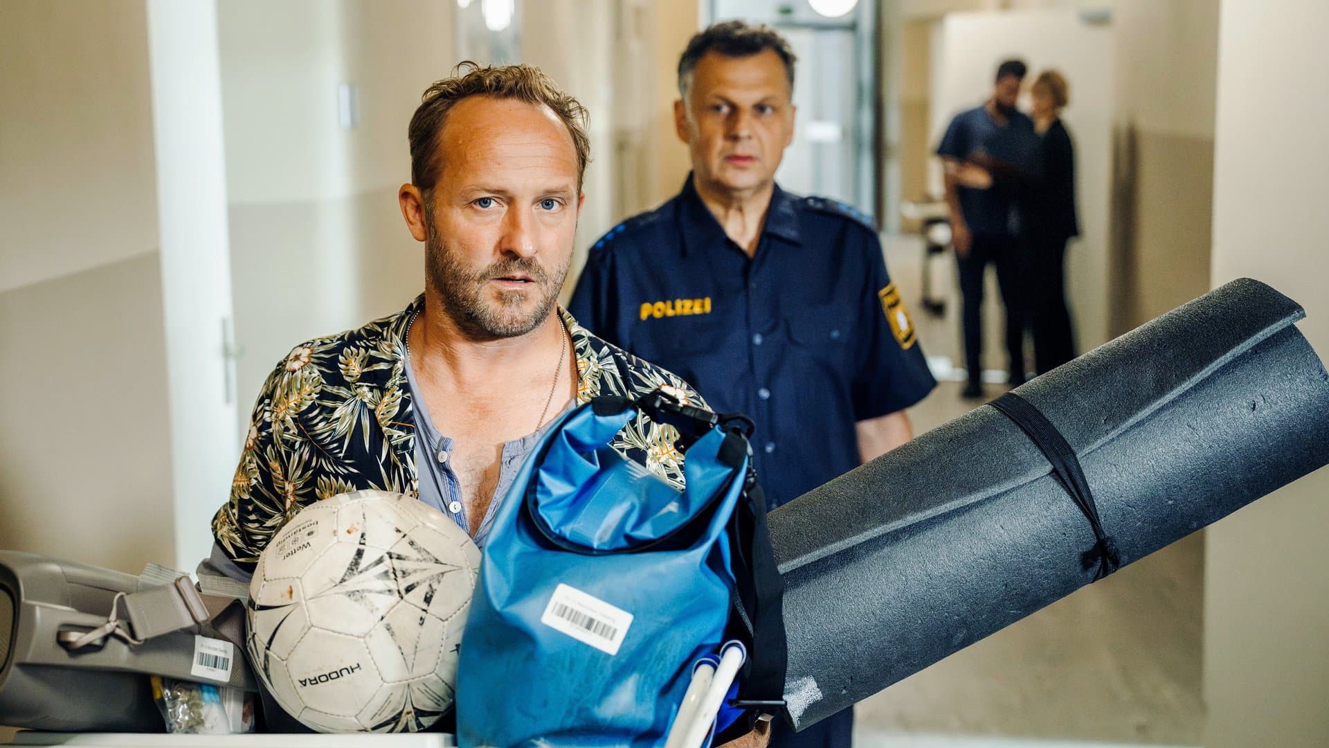 "Servus Eddie - Spätes Glück": Eddie (Maximilian Brückner, l.) und Carlo (Gerhard Wittmann) auf dem Weg zur Chefin.