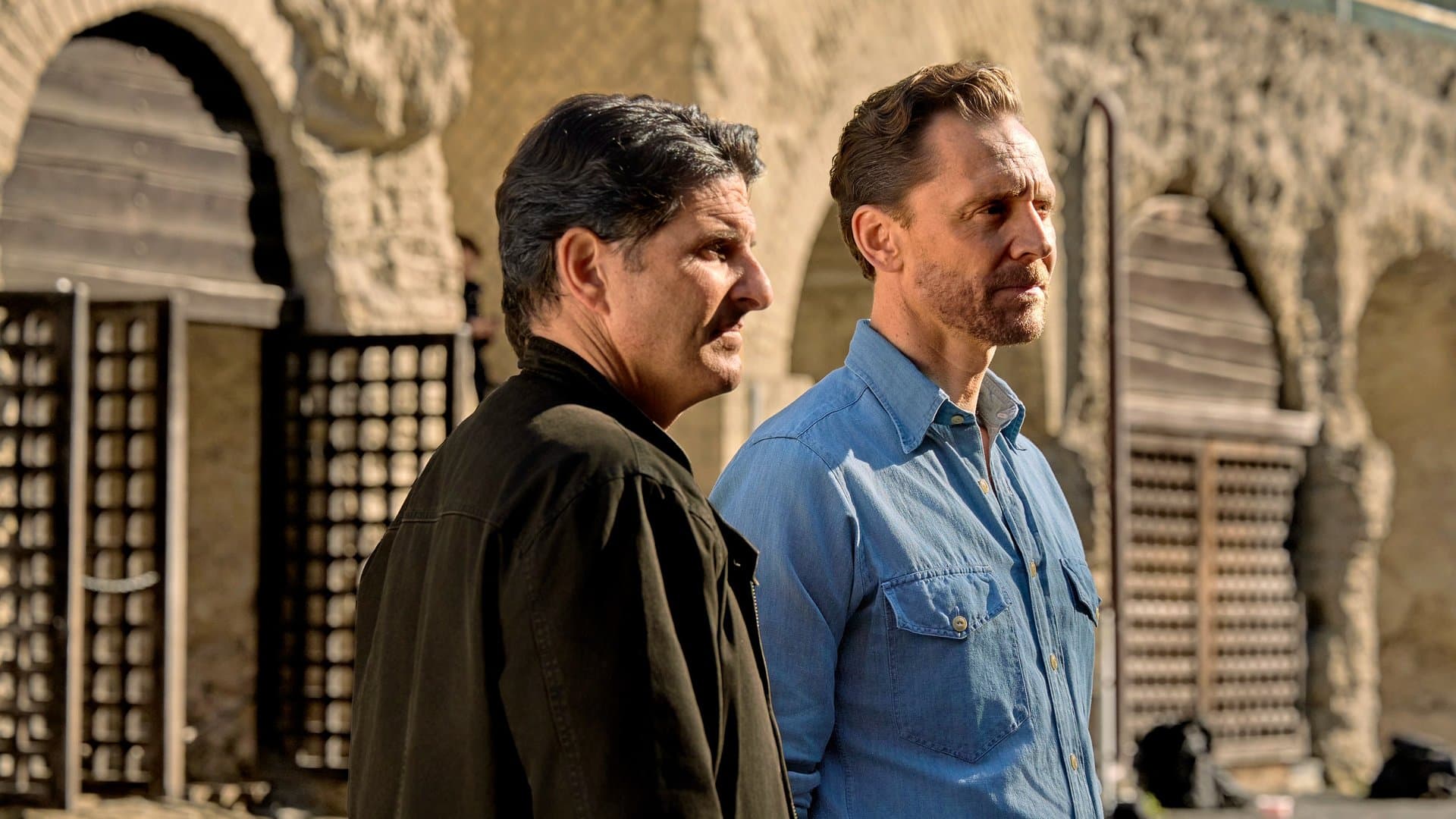 Tom Hiddleston (re.) mit Dr. Darius Arya in der Stadt Herculaneum, die wie Pompeji beim Ausbruch des Vesuvs unterging.