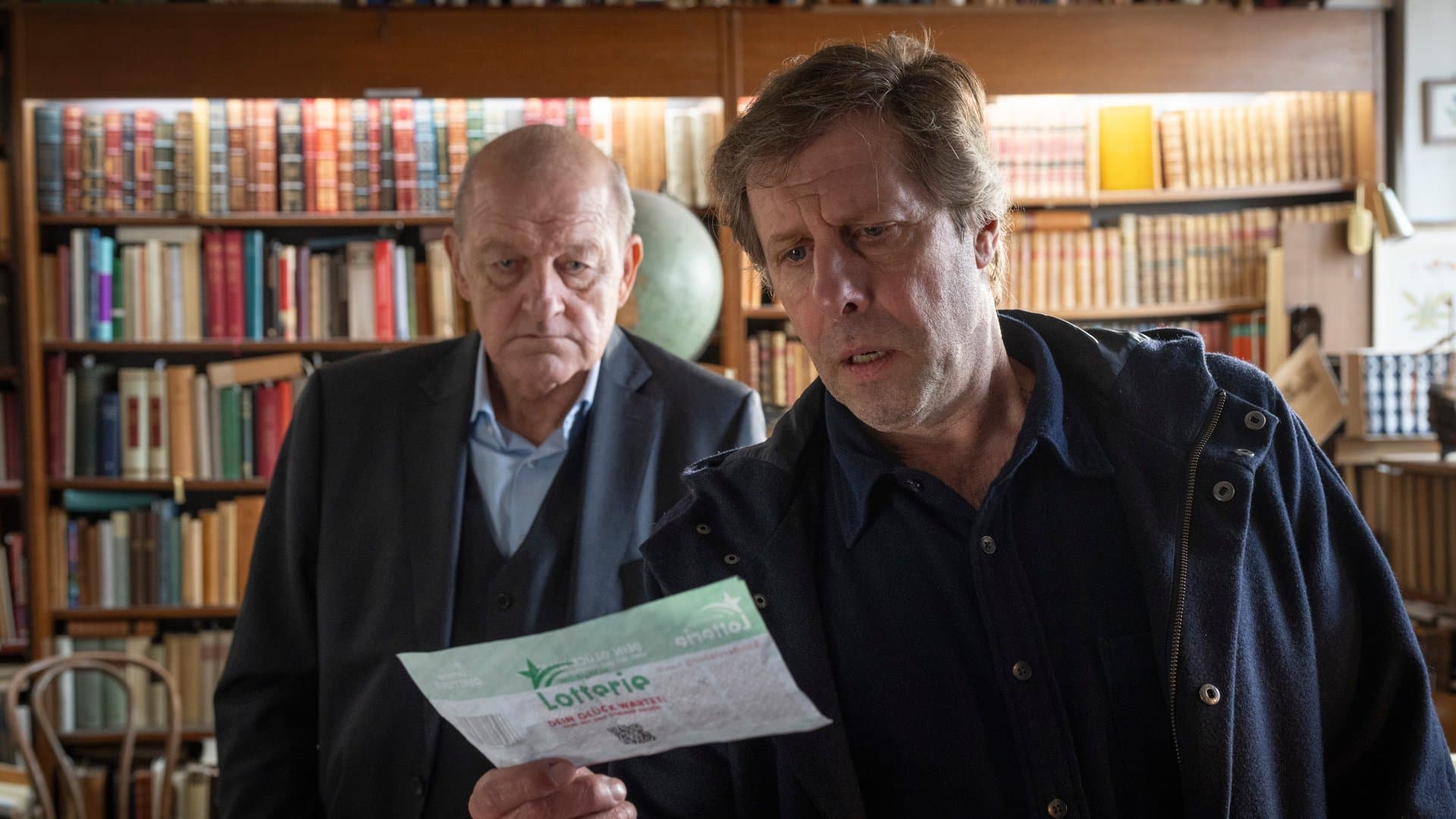 "Wilsberg: Todsicherer Tipp": Private detective Georg Wilsberg (Leonard Lansink, l.) and Ekki Talkötter (Oliver Korittke) discover something unexpected between the pages of an old book.