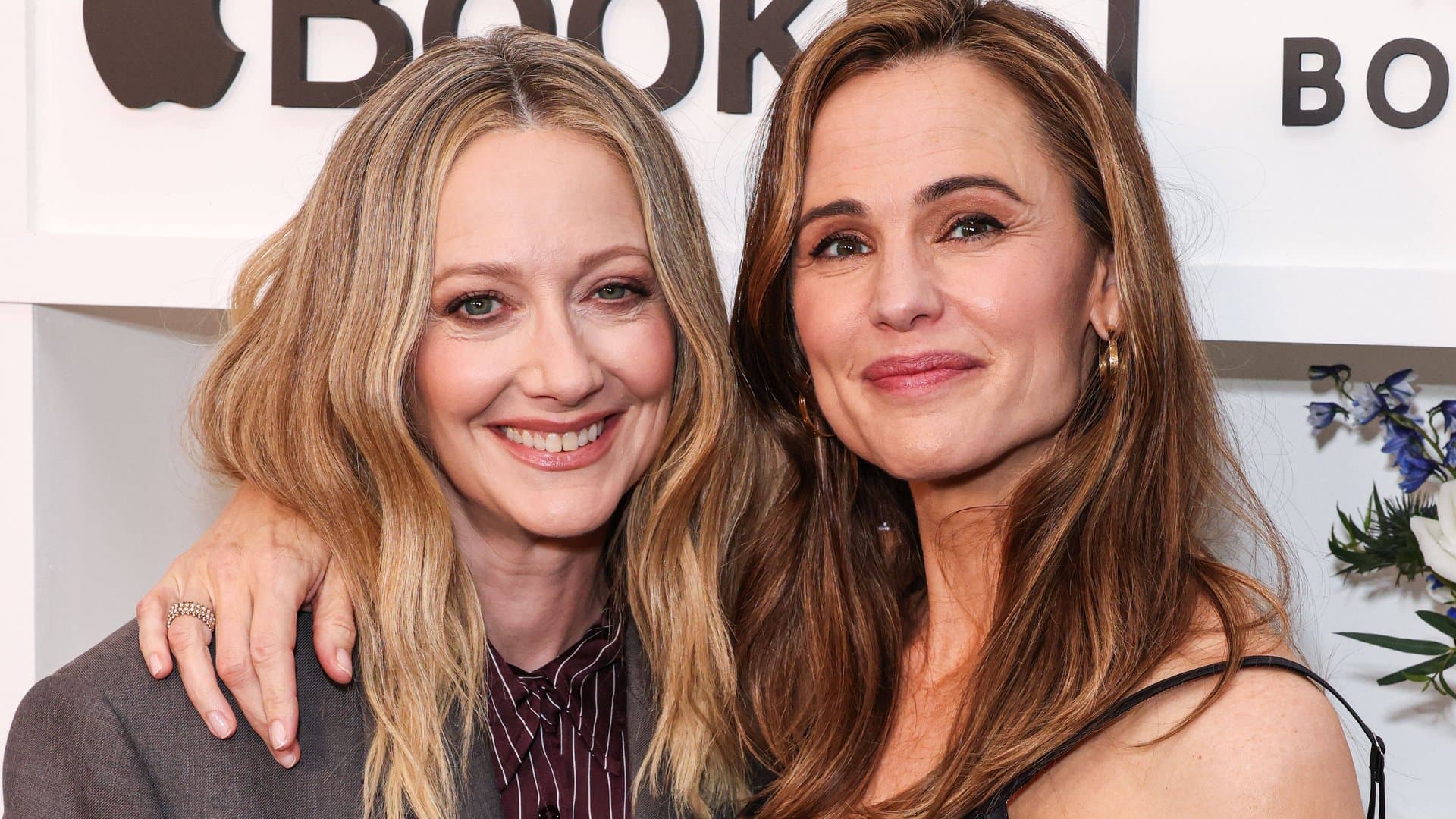 Judy Greer and Jennifer Garner are filming a movie together again.
