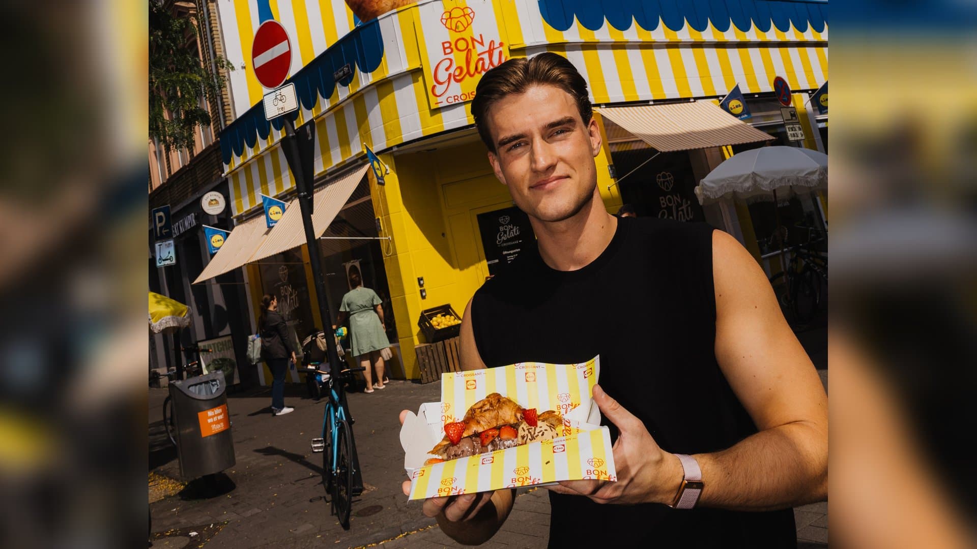 Influencer Riiton mit der nächsten Croissant-Kreation.