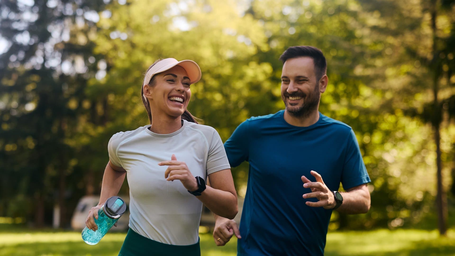 Wer sich beim Joggen noch gemütlich unterhalten kann, befindet sich in der Zone 2.