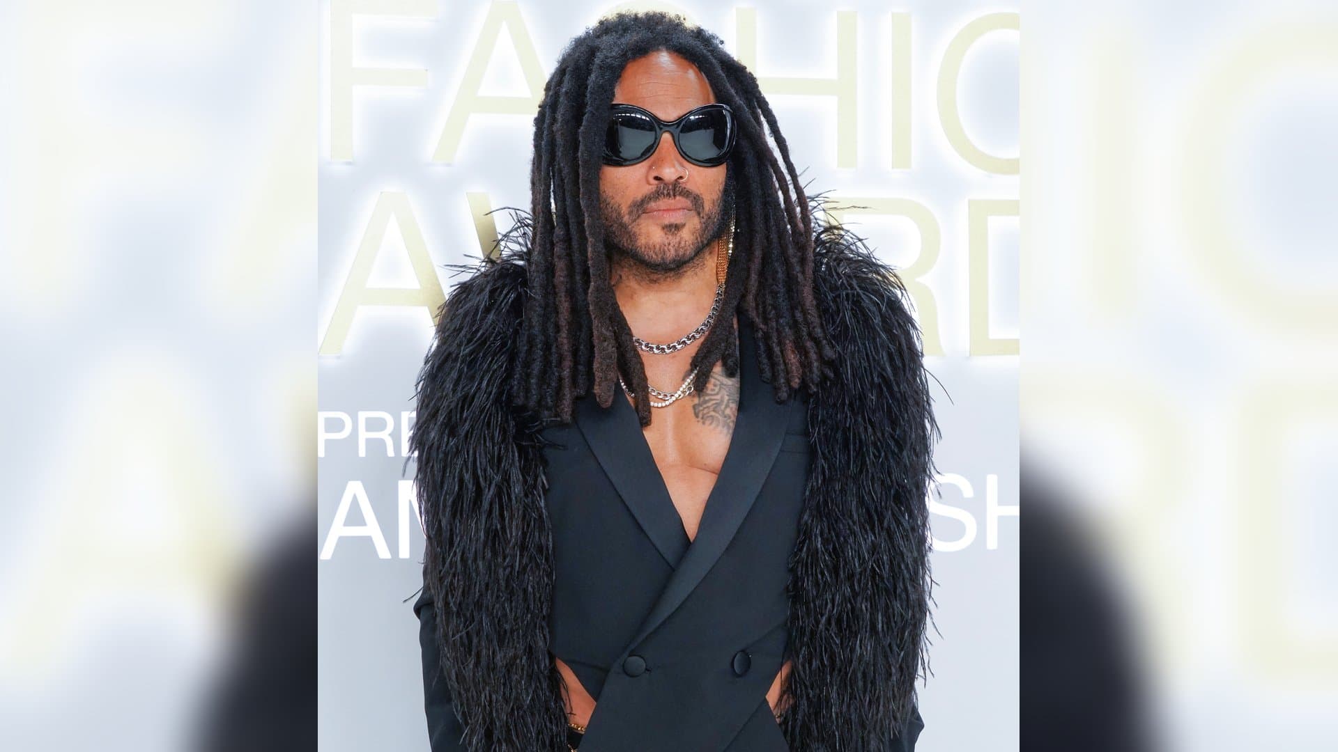 Er hat den "Oben ohne"-Trend schon längst für sich entdeckt. Bereits in den frühen 2000er Jahren ließ Lenny Kravitz sein Hemd unter dem Jackett weg - mittlerweile sein Markenzeichen. Der Sänger stellt seinen muskulösen Oberkörper gerne zur Schau.