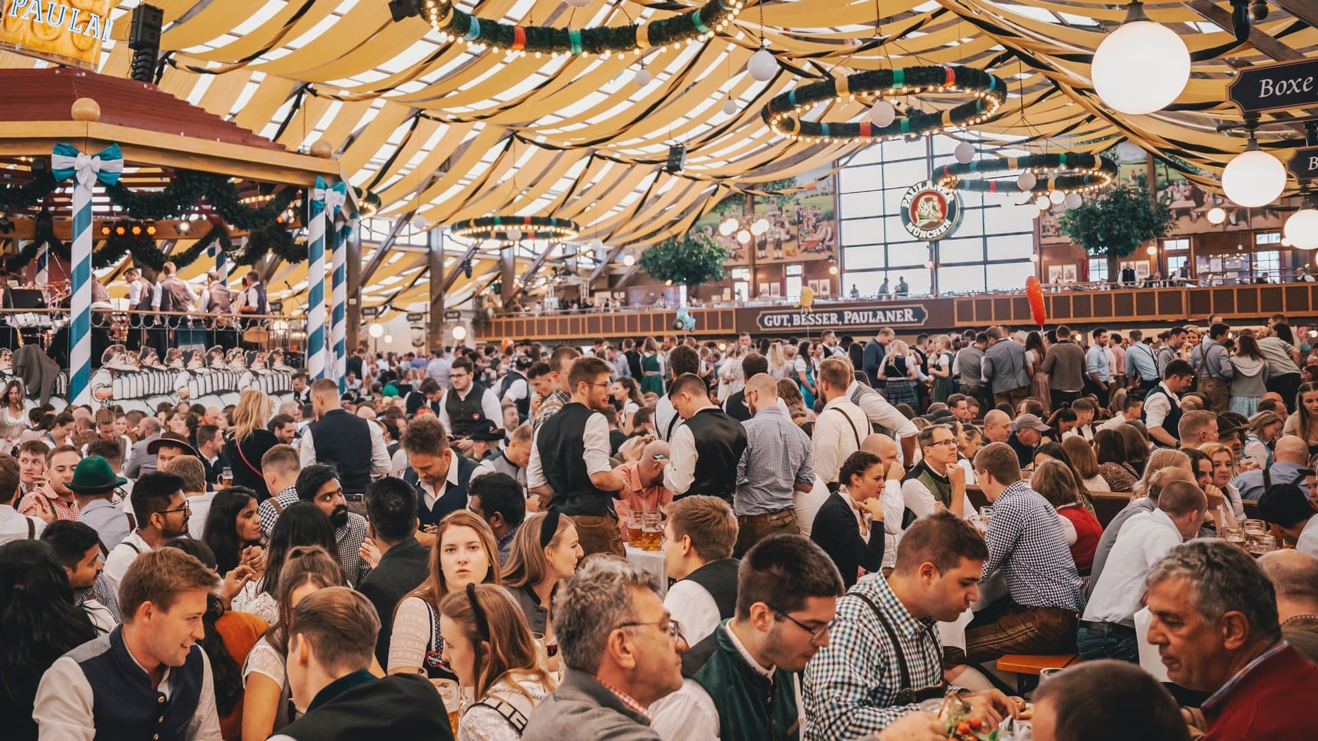 At Oktoberfest time, the Bavarian capital is usually filled with millions of visitors. You can escape the hustle and bustle around the Oktoberfest with excursions into the Munich countryside, for example.