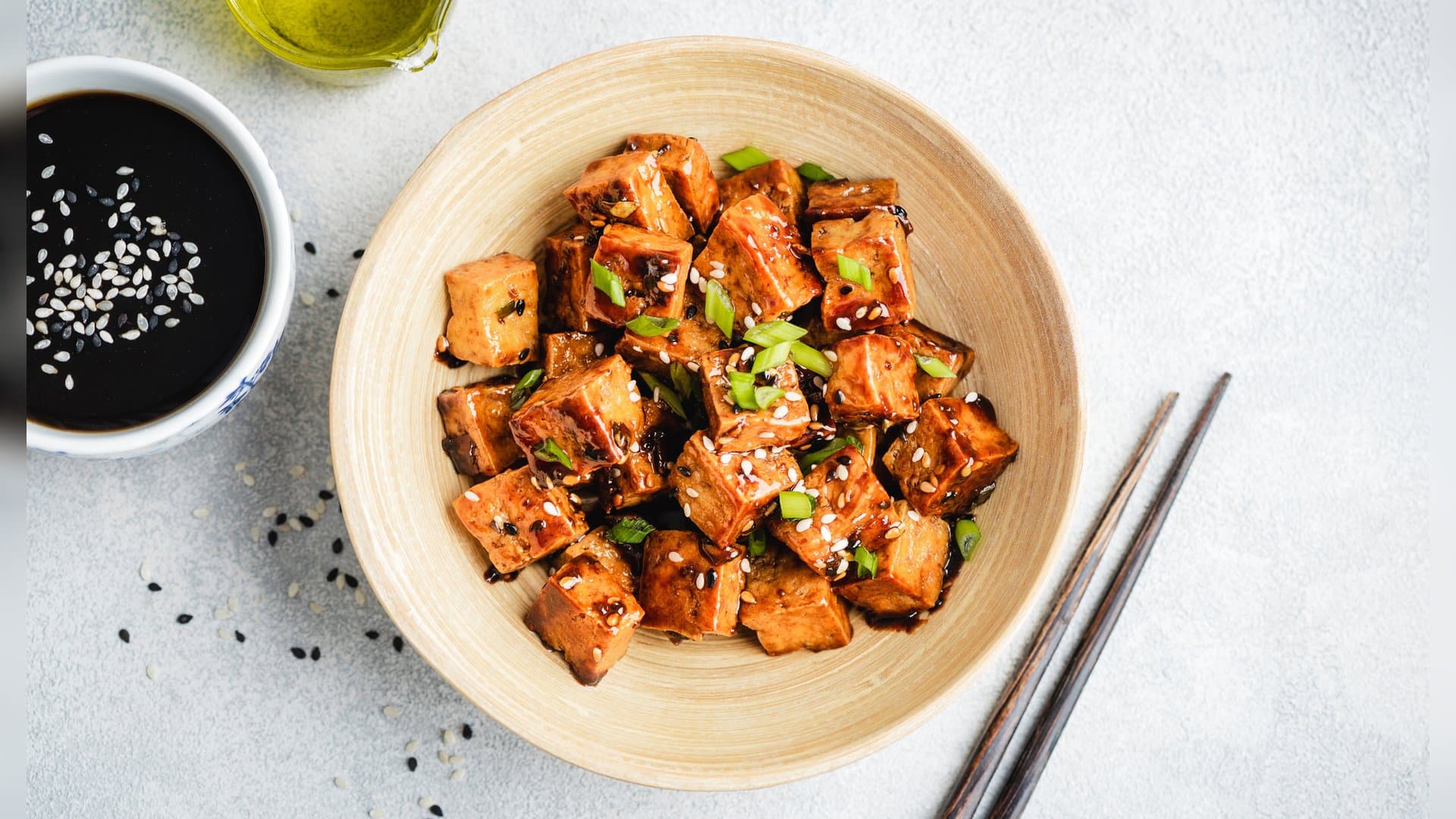 Tofu ist nicht ohne Grund eine beliebte Fleischalternative: Das Sojaprodukt enthält etwa 8 bis 10 g Eiweiß pro 100 g und nimmt Gewürze und Marinaden perfekt auf - egal ob gebraten, gegrillt oder frittiert. Auch diese vegetarischen Lebensmittel sind gute Proteinlieferanten.