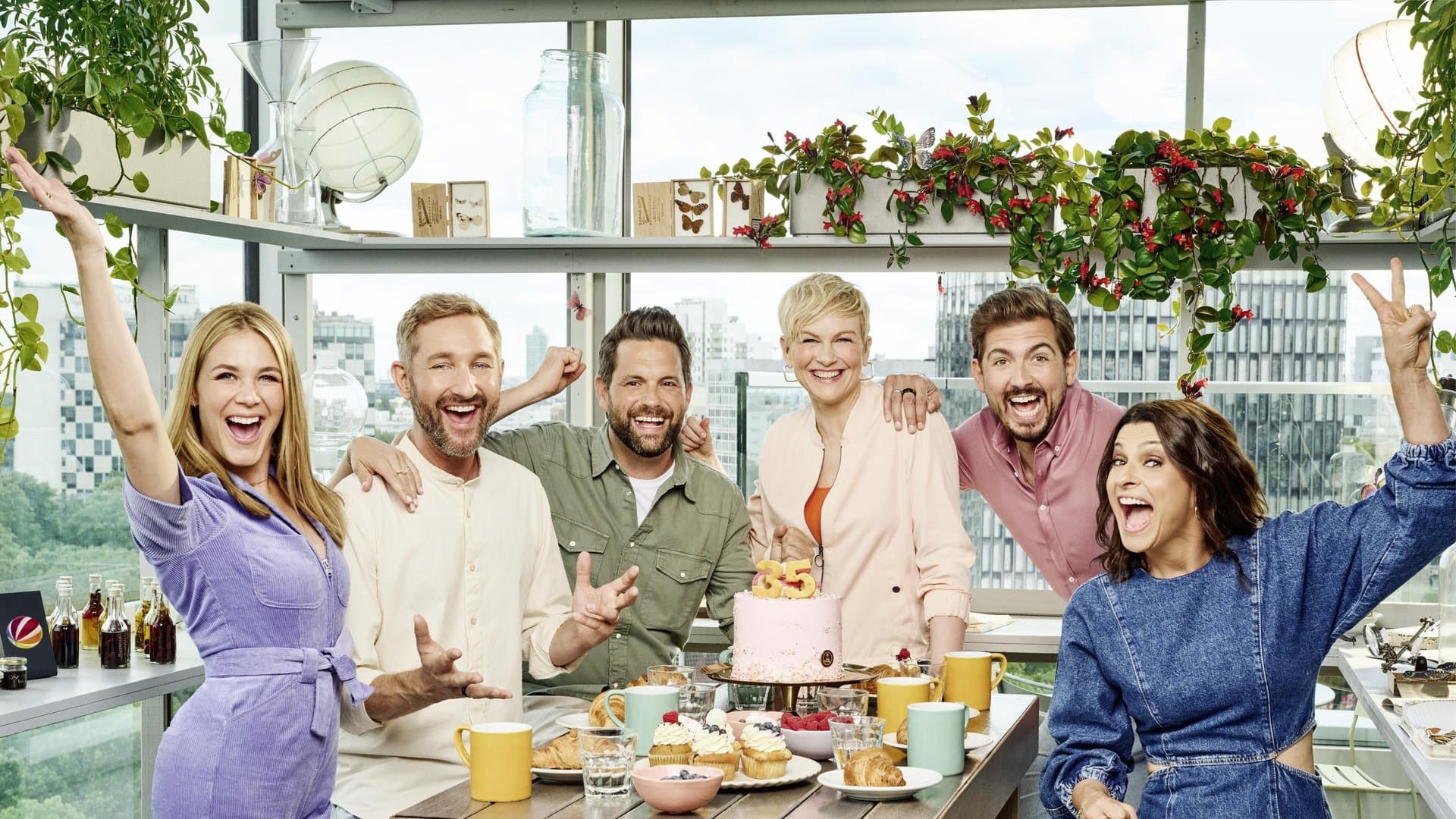 The \"Sat.1-Frühstücksfernsehen\" team (l. to r.): Alina Merkau; Daniel Boschmann; Matthias Killing; Karen Heinrichs; Christian Wackert; Marlene Lufen.