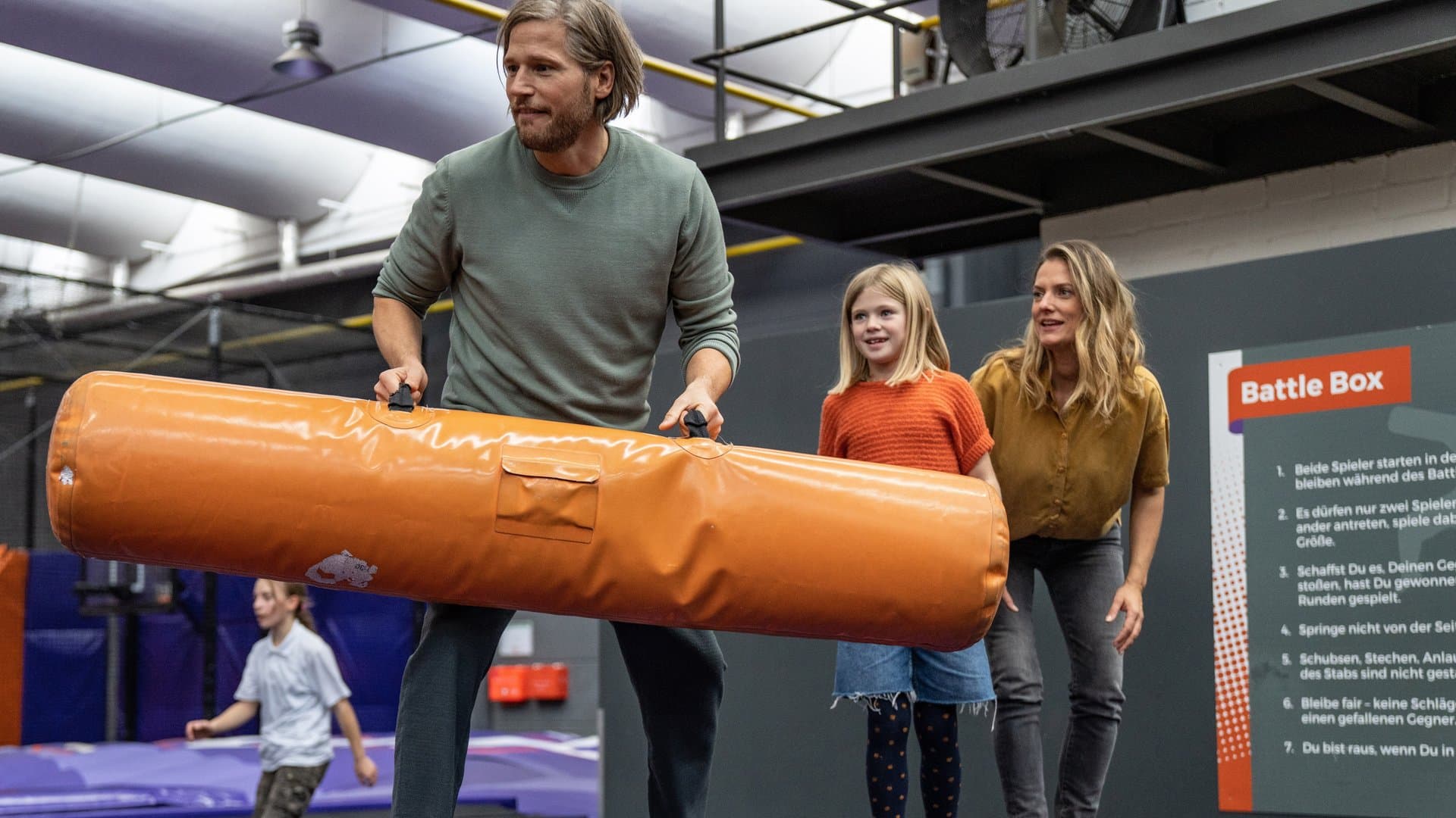 "Die Beste zum Schluss": Weil Rene einen Babysitter für die Kinder braucht, nimmt Mads (Sebastian Ströbel, l.) Eva (Franziska Wulf) mit zu einem ungewöhnlichen ersten Date.