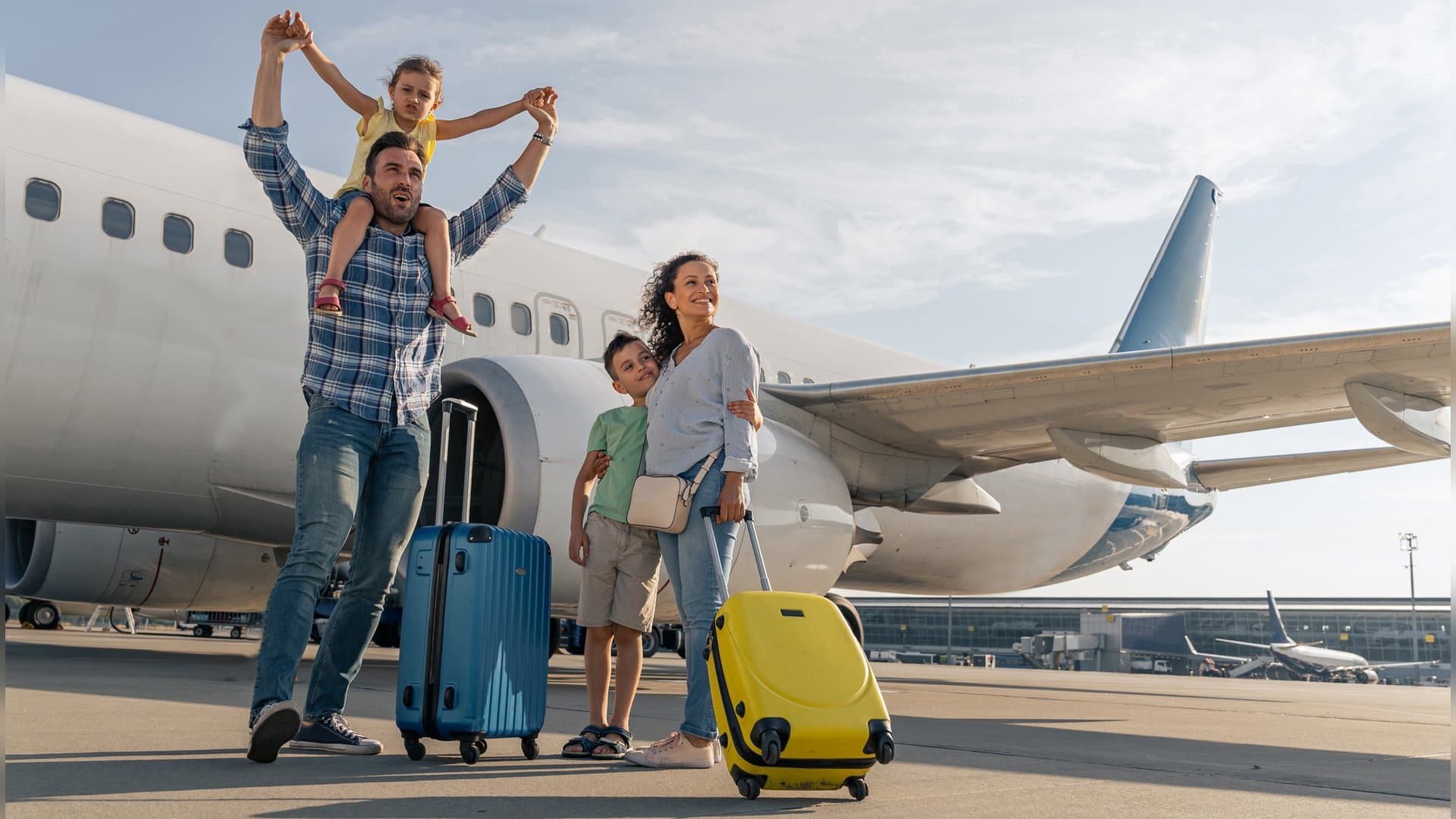 Bevor es in den Urlaub geht, stellt sich für Familien die Frage, ob sie lieber mit dem Auto fahren, den Zug nehmen oder fliegen sollten. Eine neue Erhebung zeigt, welche Alternative sich wann lohnt.