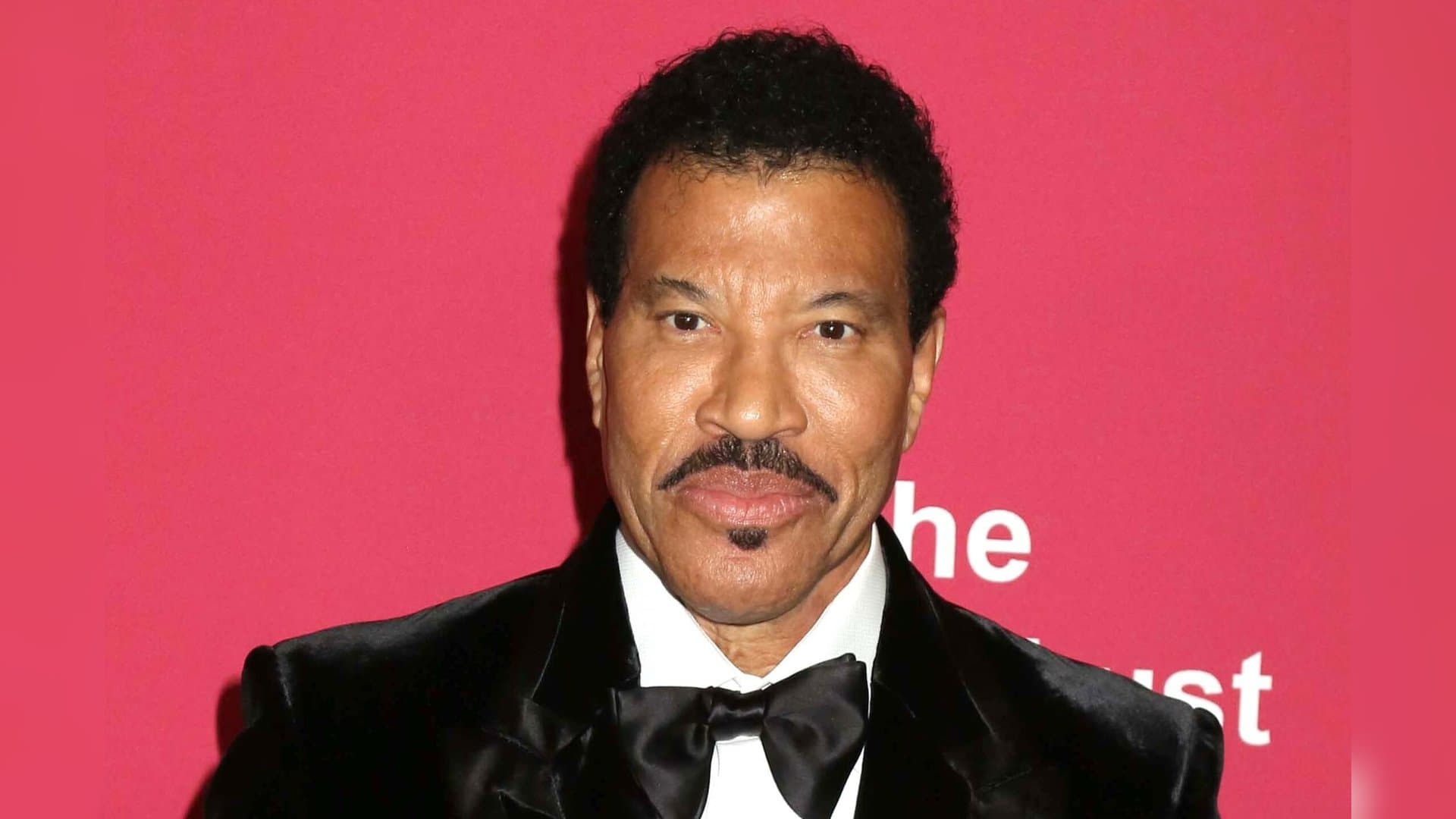 After barely an hour, Lionel Richie could no longer continue singing.